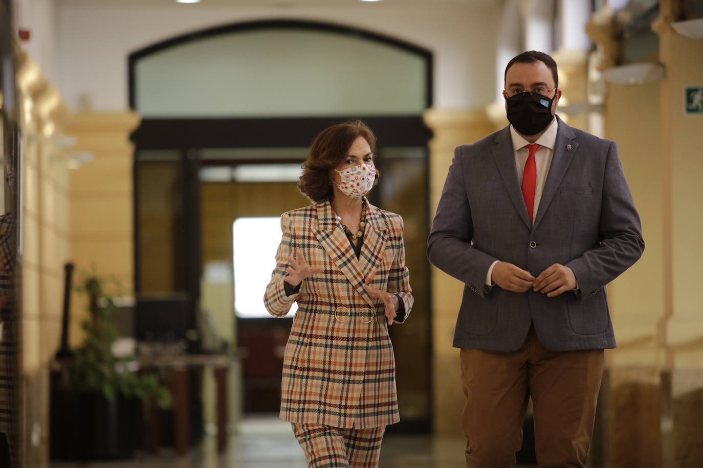 La vicepresidenta primera del Gobierno, Carmen Calvo, ha participado este miércoles en el acto de conmemoración del bicentenario del pronunciamiento militar de Rafael del Riego, celebrado en Tuña, localidad natal del general. Calvo también se ha encontrado con el presidente del Principado, Adrián Barbón, y ha visitado el Museo de Bellas Artes. 