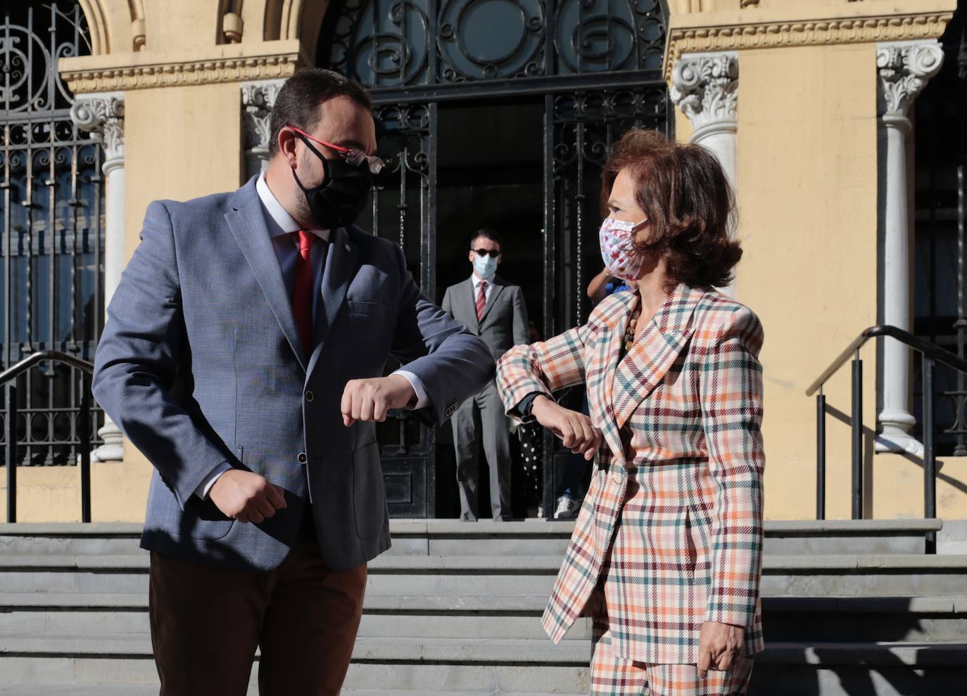La vicepresidenta primera del Gobierno, Carmen Calvo, ha participado este miércoles en el acto de conmemoración del bicentenario del pronunciamiento militar de Rafael del Riego, celebrado en Tuña, localidad natal del general. Calvo también se ha encontrado con el presidente del Principado, Adrián Barbón, y ha visitado el Museo de Bellas Artes. 