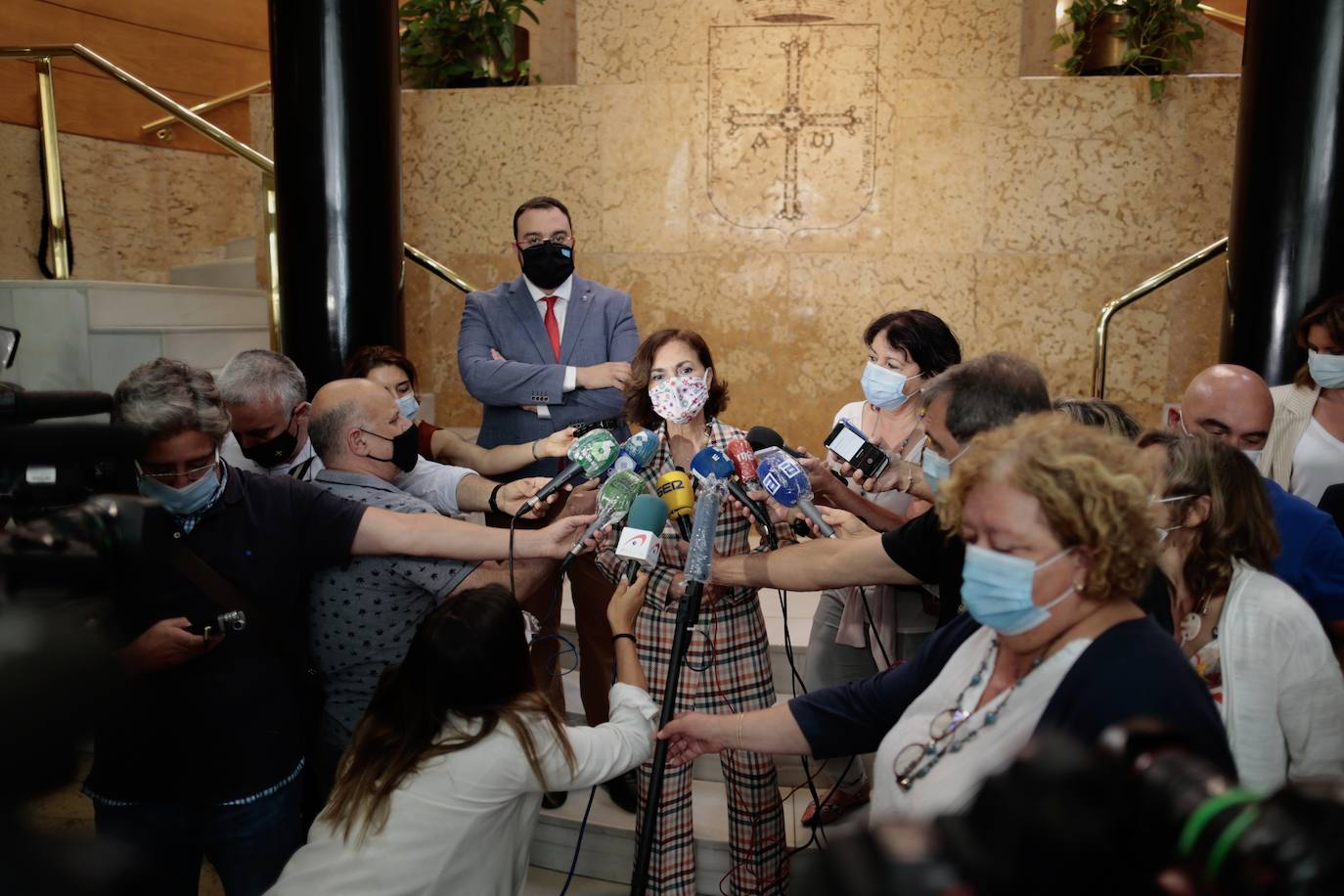 La vicepresidenta primera del Gobierno, Carmen Calvo, ha participado este miércoles en el acto de conmemoración del bicentenario del pronunciamiento militar de Rafael del Riego, celebrado en Tuña, localidad natal del general. Calvo también se ha encontrado con el presidente del Principado, Adrián Barbón, y ha visitado el Museo de Bellas Artes. 