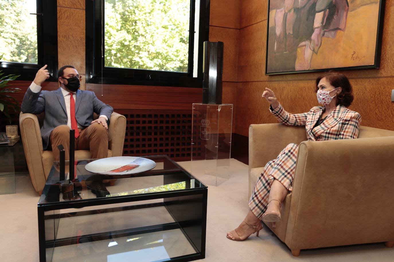 La vicepresidenta primera del Gobierno, Carmen Calvo, ha participado este miércoles en el acto de conmemoración del bicentenario del pronunciamiento militar de Rafael del Riego, celebrado en Tuña, localidad natal del general. Calvo también se ha encontrado con el presidente del Principado, Adrián Barbón, y ha visitado el Museo de Bellas Artes. 