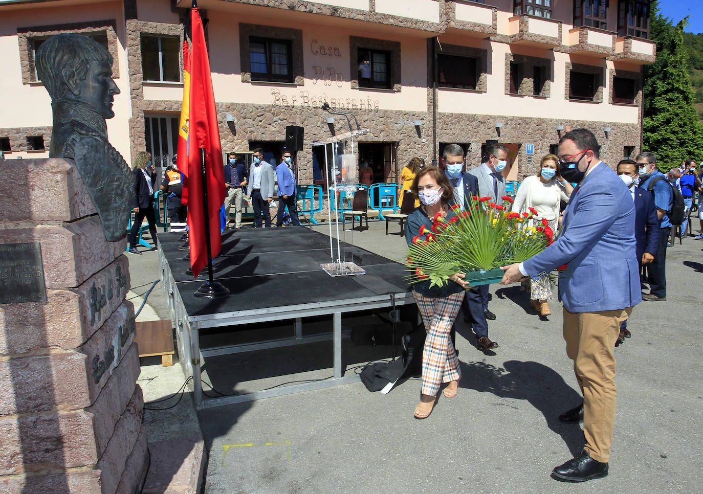 La vicepresidenta primera del Gobierno, Carmen Calvo, ha participado este miércoles en el acto de conmemoración del bicentenario del pronunciamiento militar de Rafael del Riego, celebrado en Tuña, localidad natal del general. Calvo también se ha encontrado con el presidente del Principado, Adrián Barbón, y ha visitado el Museo de Bellas Artes. 