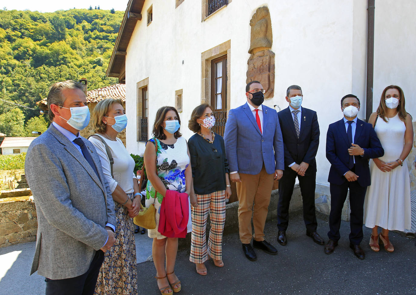 La vicepresidenta primera del Gobierno, Carmen Calvo, ha participado este miércoles en el acto de conmemoración del bicentenario del pronunciamiento militar de Rafael del Riego, celebrado en Tuña, localidad natal del general. Calvo también se ha encontrado con el presidente del Principado, Adrián Barbón, y ha visitado el Museo de Bellas Artes. 