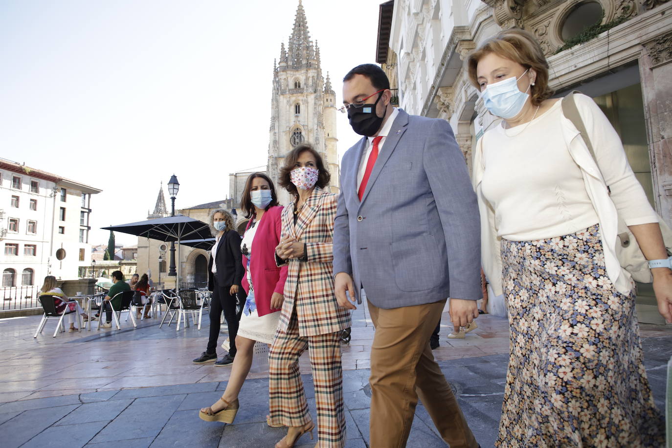 La vicepresidenta primera del Gobierno, Carmen Calvo, ha participado este miércoles en el acto de conmemoración del bicentenario del pronunciamiento militar de Rafael del Riego, celebrado en Tuña, localidad natal del general. Calvo también se ha encontrado con el presidente del Principado, Adrián Barbón, y ha visitado el Museo de Bellas Artes. 
