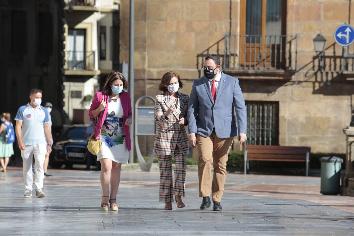 La vicepresidenta primera del Gobierno, Carmen Calvo, ha participado este miércoles en el acto de conmemoración del bicentenario del pronunciamiento militar de Rafael del Riego, celebrado en Tuña, localidad natal del general. Calvo también se ha encontrado con el presidente del Principado, Adrián Barbón, y ha visitado el Museo de Bellas Artes. 