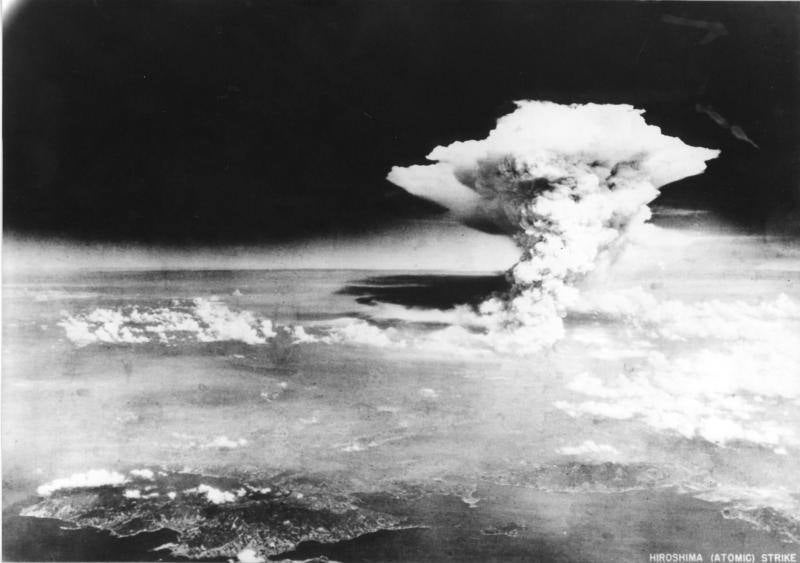 En 1945, Estados Unidos arrojó dos bombas nucleares sobre las ciudades de Hiroshima y Nagasaki los días 6 y 9 de agosto, respectivamente, matando a más de 200.000 personas. Los eventos de conmemoración anual del 75 aniversario han estado marcados por la pandemia de coronavirus