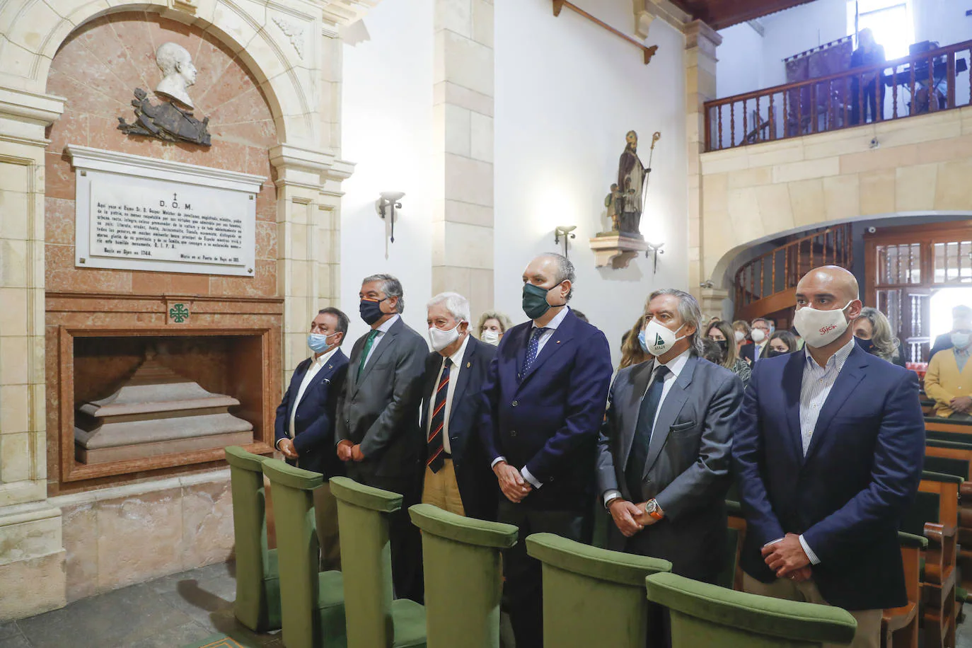 La pandemia marca el protocolo en la tradicional ofrenda al prócer gijonés, cuyo monumento ya ha sido restaurado