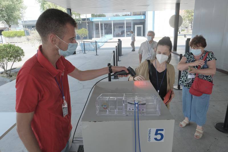 El recinto ferial Luis Adaro, en Gijón, acoge el Salón del Hogar entre el 7 y el 11 de agosto, cinco días en los que los visitantes podrán aprovechar las ofertas en mobiliario, colchones, decoración, productos de jardinería y piscina de los 37 expositores que ocupan 72 estands. 