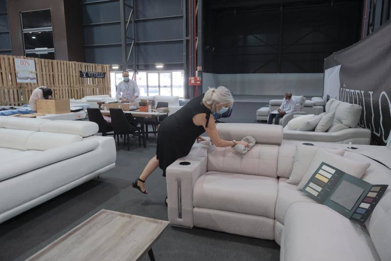 El recinto ferial Luis Adaro, en Gijón, acoge el Salón del Hogar entre el 7 y el 11 de agosto, cinco días en los que los visitantes podrán aprovechar las ofertas en mobiliario, colchones, decoración, productos de jardinería y piscina de los 37 expositores que ocupan 72 estands. 