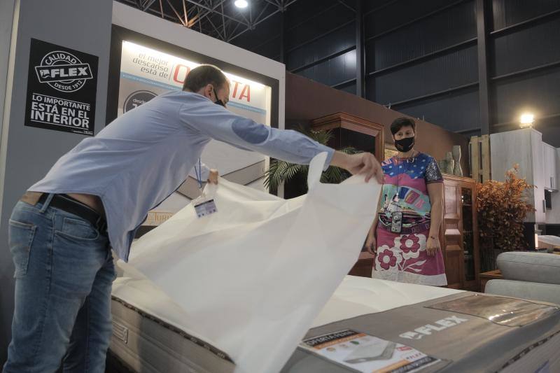 El recinto ferial Luis Adaro, en Gijón, acoge el Salón del Hogar entre el 7 y el 11 de agosto, cinco días en los que los visitantes podrán aprovechar las ofertas en mobiliario, colchones, decoración, productos de jardinería y piscina de los 37 expositores que ocupan 72 estands. 