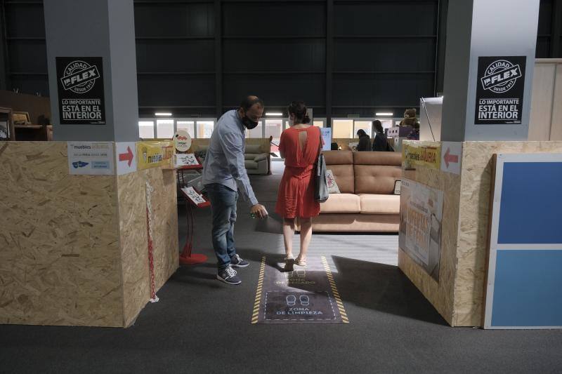 El recinto ferial Luis Adaro, en Gijón, acoge el Salón del Hogar entre el 7 y el 11 de agosto, cinco días en los que los visitantes podrán aprovechar las ofertas en mobiliario, colchones, decoración, productos de jardinería y piscina de los 37 expositores que ocupan 72 estands. 