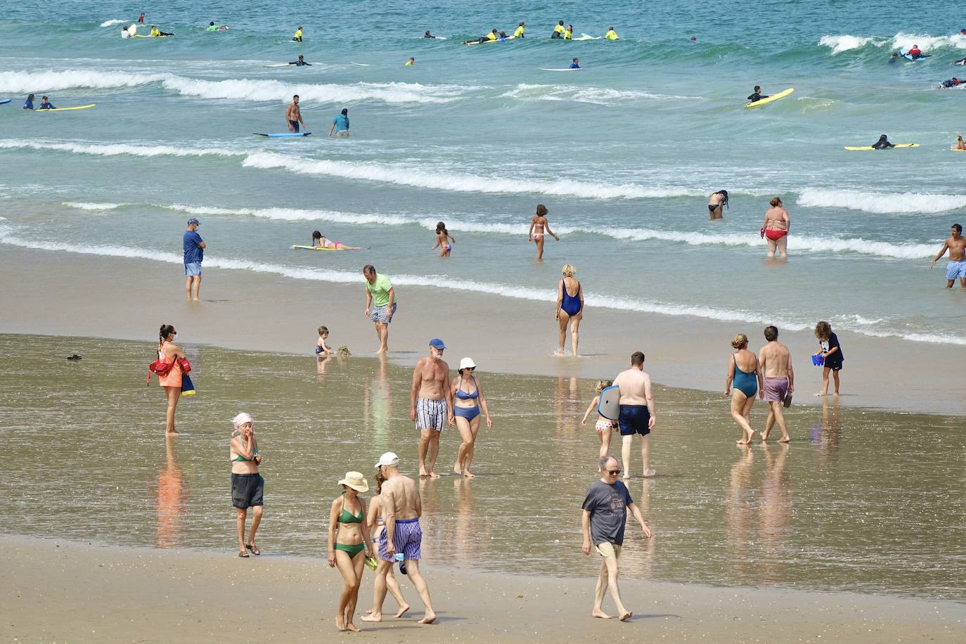 El intenso calor de este jueves da una tregua a pesar del buen tiempo en Asturias, lo que ha animado a asturianos y turistas a acudir al Sella o disfrutar de un paseo.