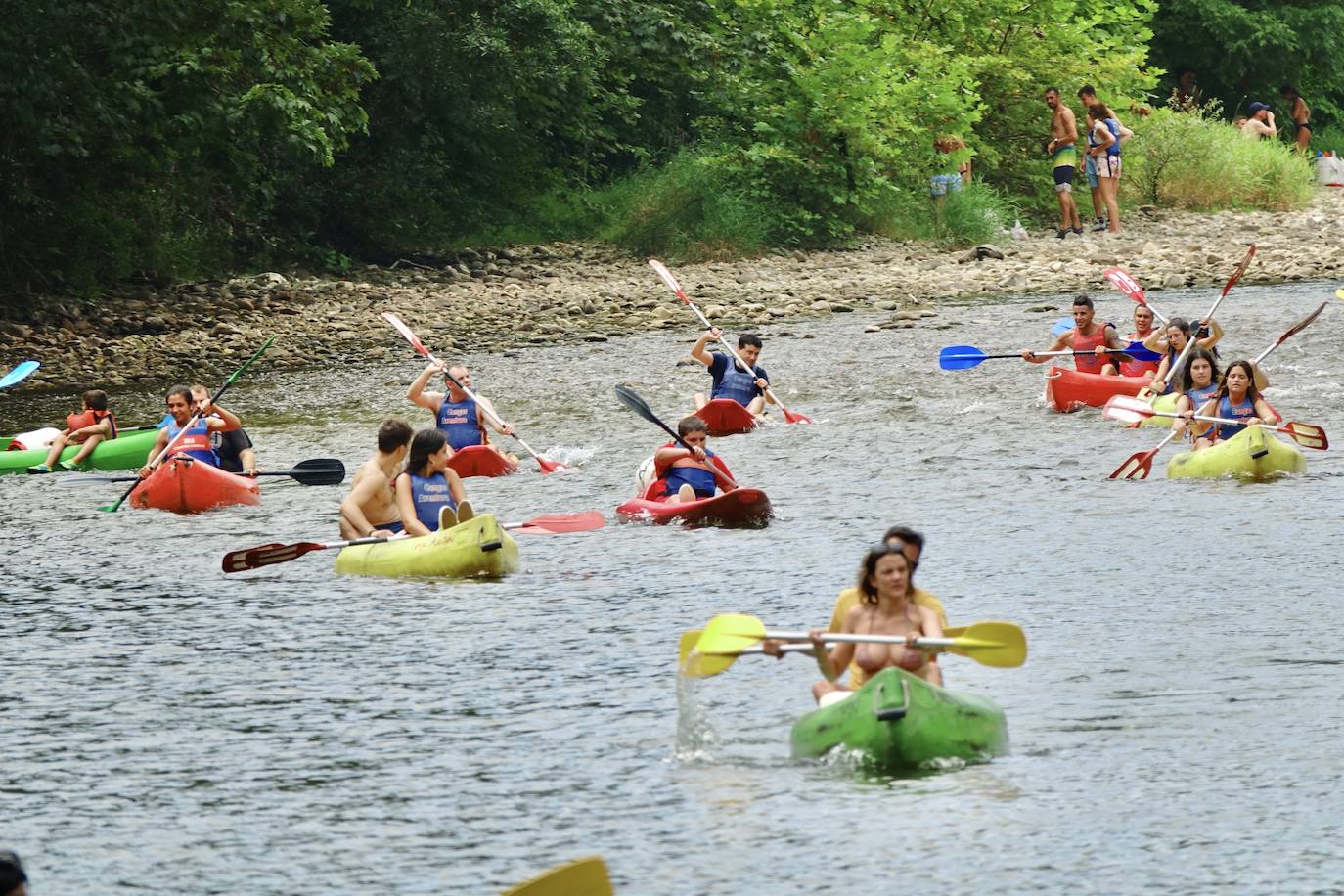 El intenso calor de este jueves da una tregua a pesar del buen tiempo en Asturias, lo que ha animado a asturianos y turistas a acudir al Sella o disfrutar de un paseo.