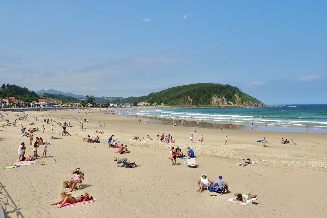 El intenso calor de este jueves da una tregua a pesar del buen tiempo en Asturias, lo que ha animado a asturianos y turistas a acudir al Sella o disfrutar de un paseo.