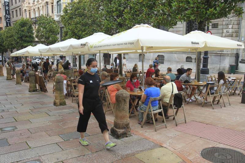 El intenso calor de este jueves da una tregua a pesar del buen tiempo en Asturias, lo que ha animado a asturianos y turistas a acudir al Sella o disfrutar de un paseo.