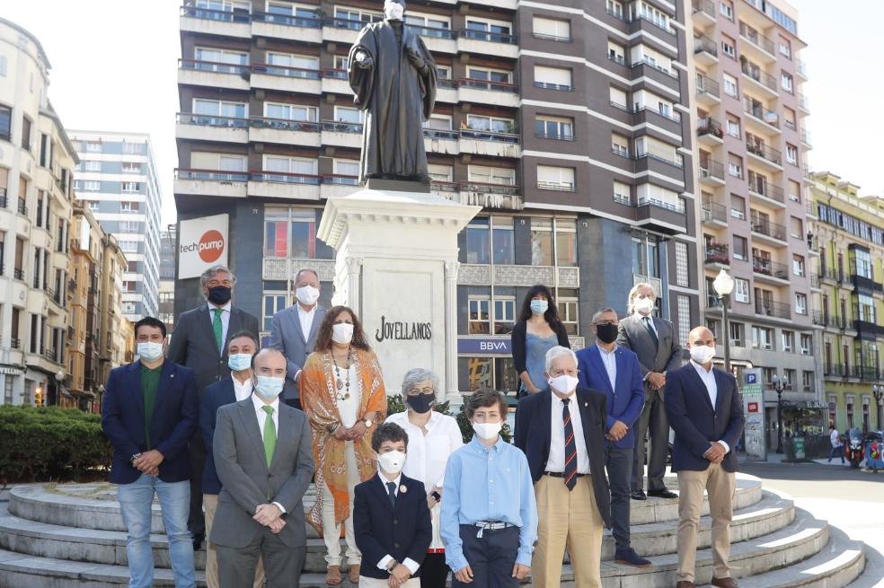 Representantes del Ayuntamiento, del Gobierno del Principado y del foro y de la familia Jovellanos, ante la estatua del prócer durante el homenaje. Asistentes al acto, más reducido que nunca por la COVID.Álvaro Cienfuegos-Jovellanos y Jorge Sevillano hacen la ofrenda.