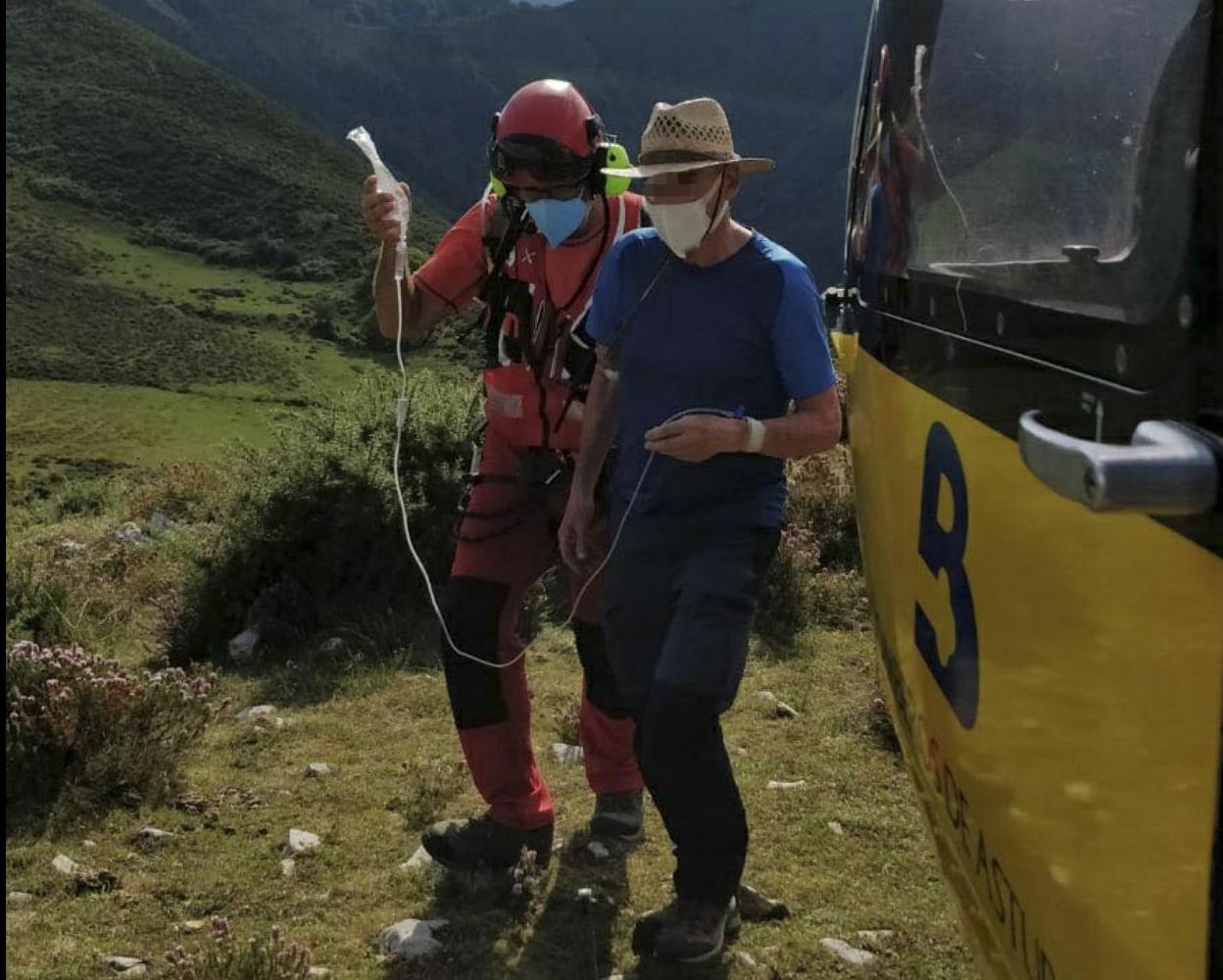 El médico rescatador administra suero al senderista de Parres. 