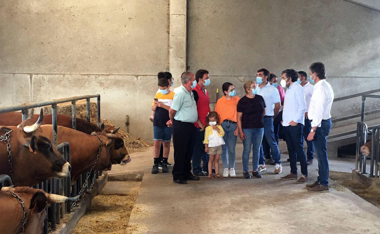 En la imágen, el consejero de Medio Rural y Cohesión Territorial, Alejandro Calvo, junto con los directores generales de Ganadería y Sanidad Animal, Nino Rodríguez, e Infraestructuras Rurales y Montes, Fernando Prendes; el alcalde de Gozón, Jorge Suárez García, y varios miembros de la familia Bartuelo.