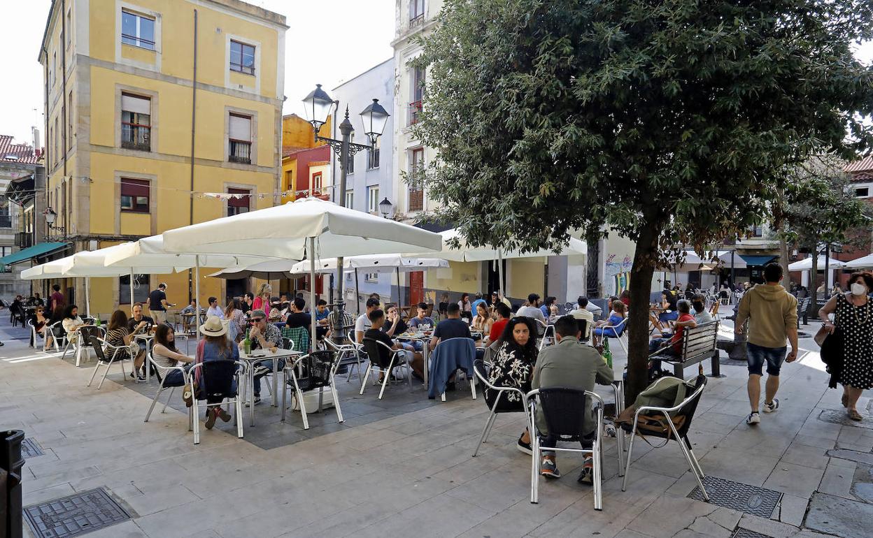 Coronavirus | Sanidad pide reducir el número de personas con las que quedar y adoptar «la regla de las 3 M»