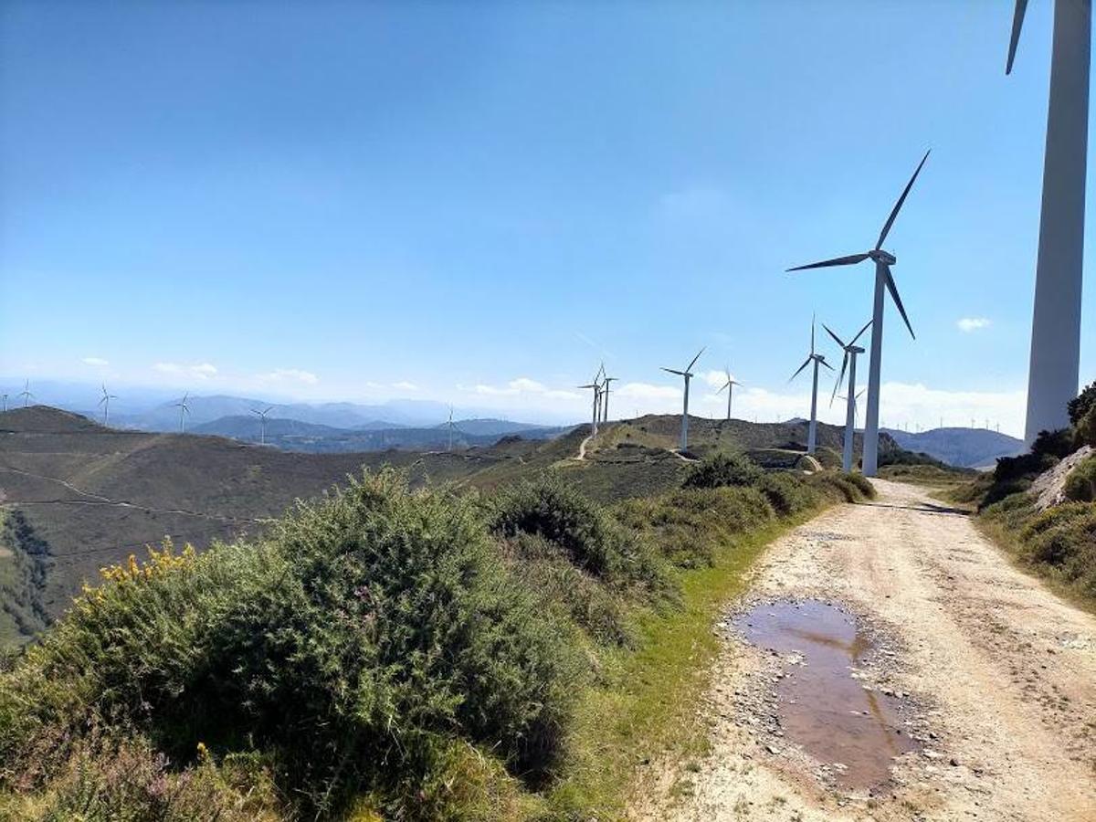 Fotos: Ruta de las Brañas Vaqueiras de Cudillero por el Parque Eólico Pumar