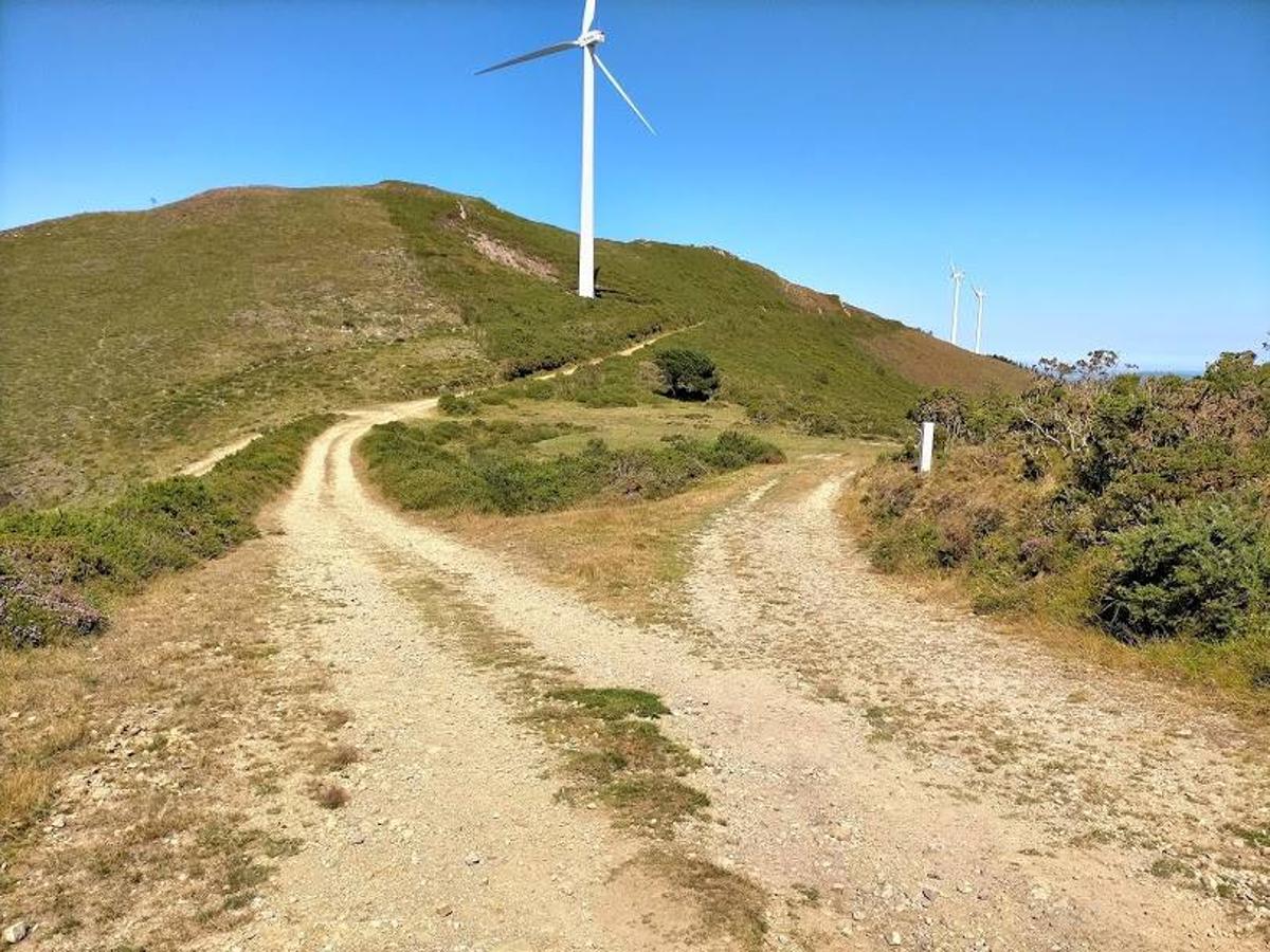 Fotos: Ruta de las Brañas Vaqueiras de Cudillero por el Parque Eólico Pumar