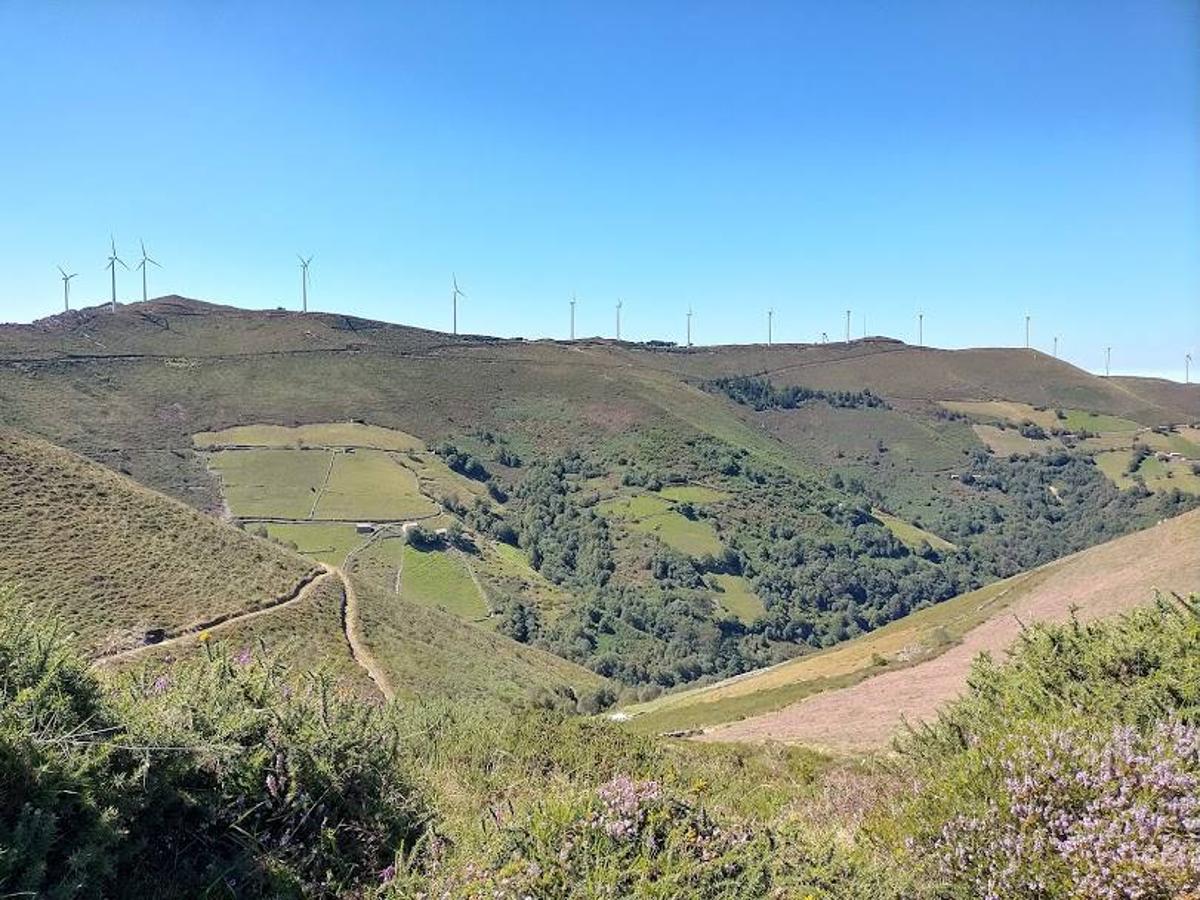 Fotos: Ruta de las Brañas Vaqueiras de Cudillero por el Parque Eólico Pumar