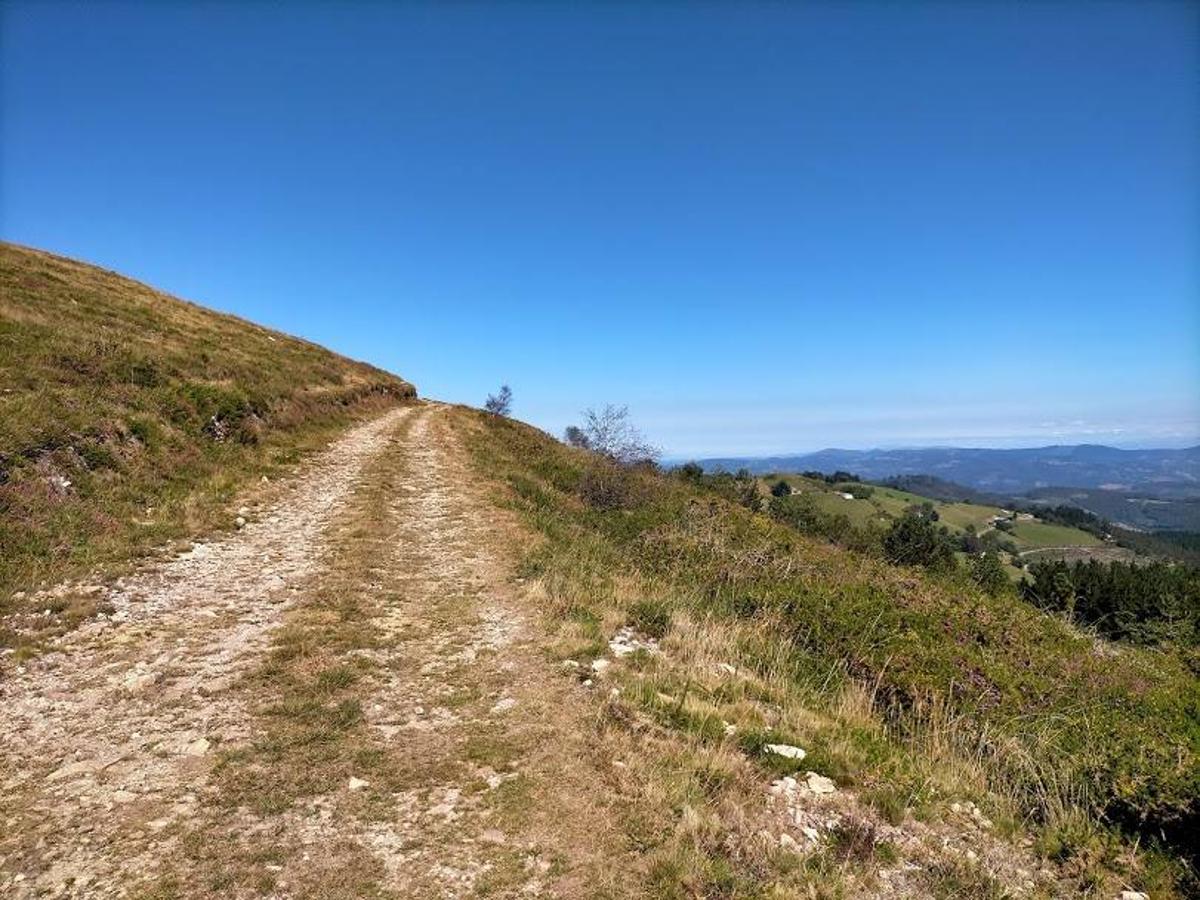 Fotos: Ruta de las Brañas Vaqueiras de Cudillero por el Parque Eólico Pumar