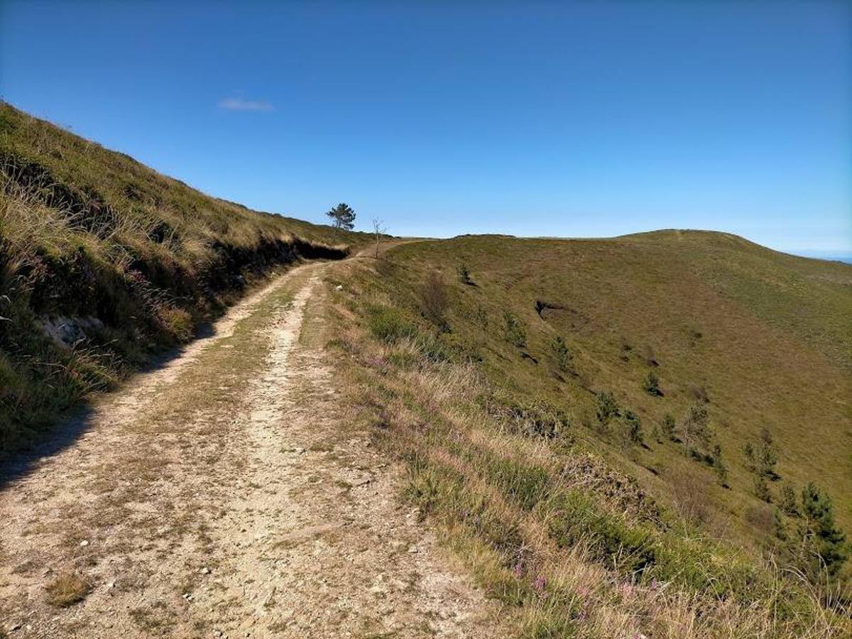 Fotos: Ruta de las Brañas Vaqueiras de Cudillero por el Parque Eólico Pumar