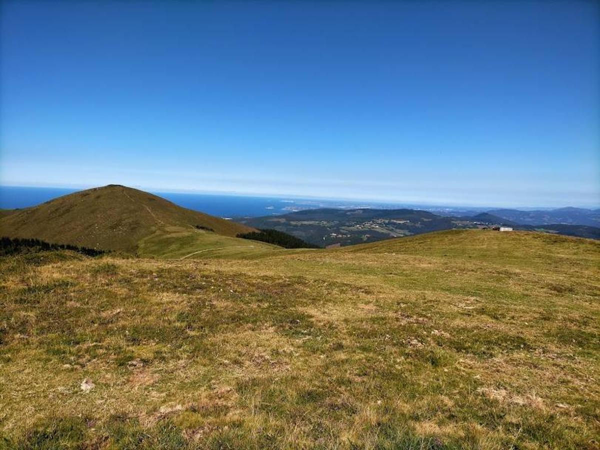 Fotos: Ruta de las Brañas Vaqueiras de Cudillero por el Parque Eólico Pumar