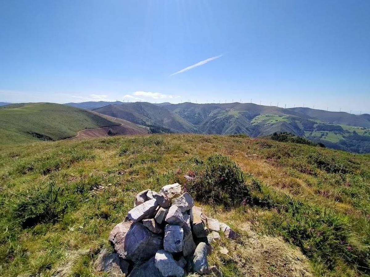 Fotos: Ruta de las Brañas Vaqueiras de Cudillero por el Parque Eólico Pumar