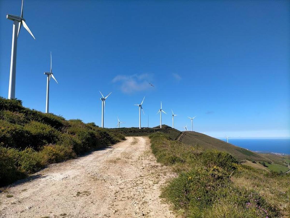 Fotos: Ruta de las Brañas Vaqueiras de Cudillero por el Parque Eólico Pumar