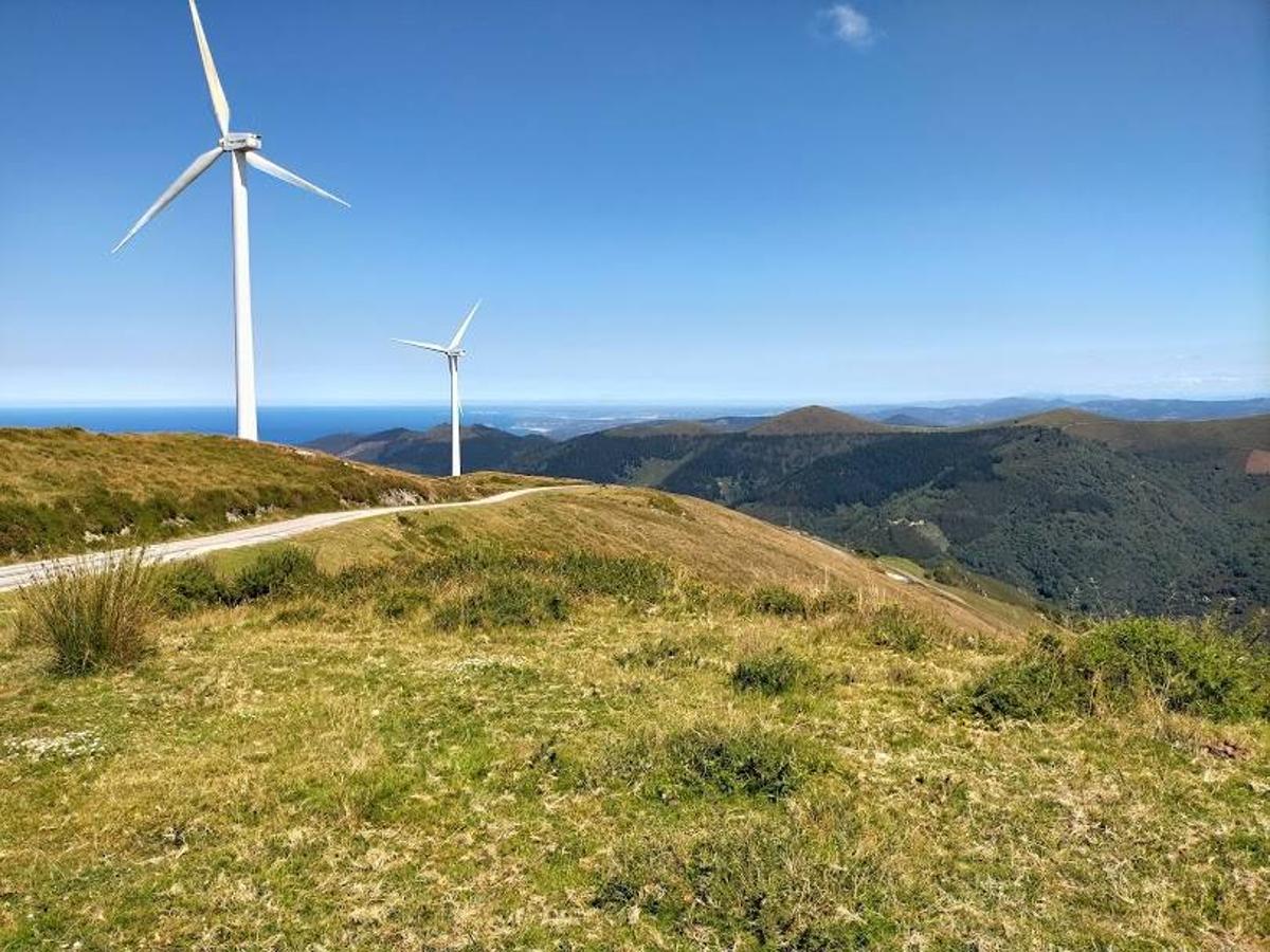 Fotos: Ruta de las Brañas Vaqueiras de Cudillero por el Parque Eólico Pumar