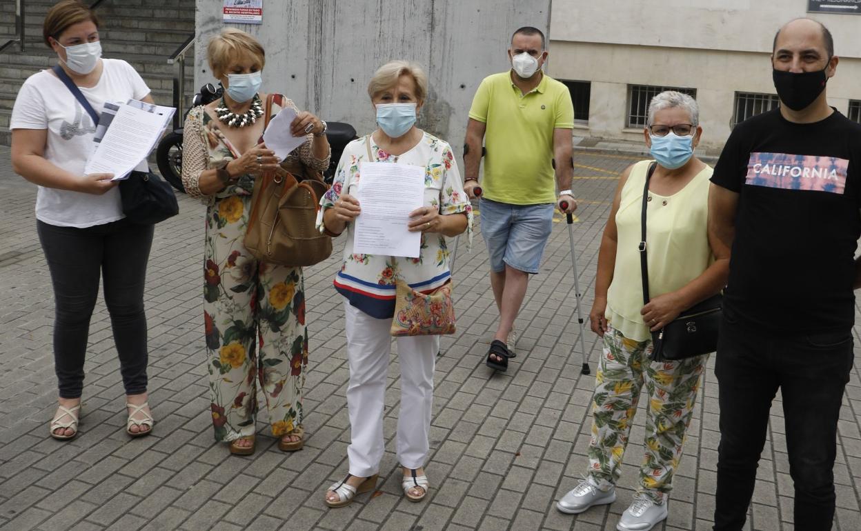 Representantes de algunas de las asociaciones vecinales de Langreo, a las puertas del Hospital Valle del Nalón con su escrito. 
