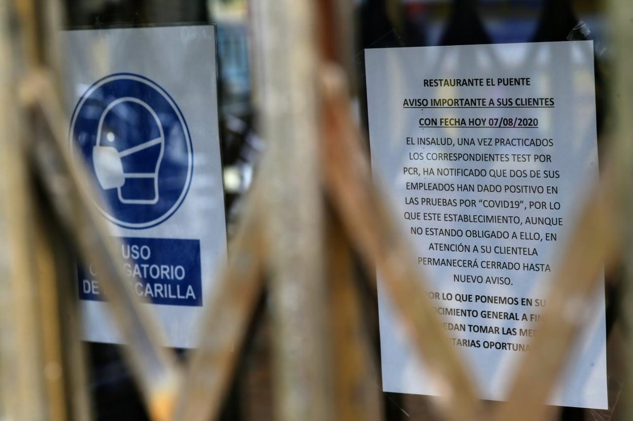 La sidrería El Puente de Ciudad Naranco colocó un cartel señalando dos casos positivos de COVID. 