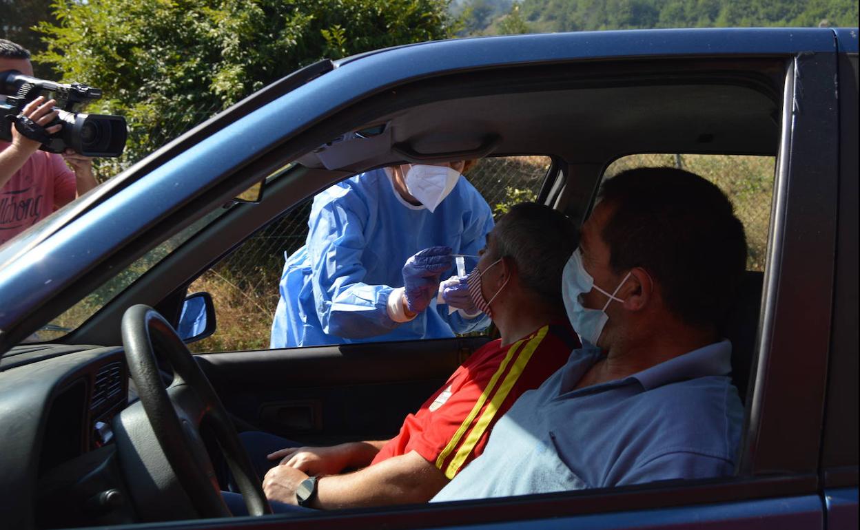 El autocovid instalado en Cangas del Narcea prevé hacer más de 200 PCR a lo largo del día.