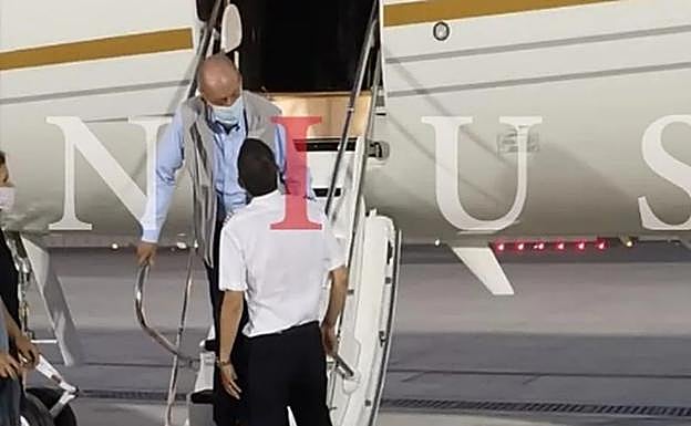 Imagen de Nius Diario en la que Juan Carlos I baja del avión tras aterrizar en el aeropuerto de Abu Dhabi.. Vídeo: así ha sido los últimos años del rey emérito tras su abdicación.
