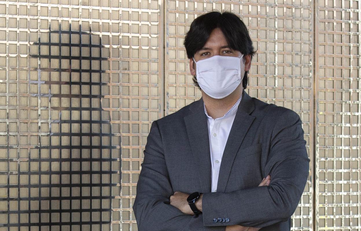 El consejero de Ciencia, Innovación y Universidad, Borja Sánchez, en el exterior del Edificio de Servicios Múltiples. 