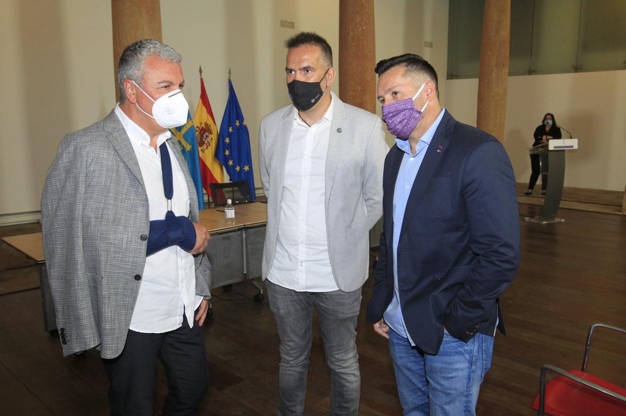 Feito y los líderes de CC OO y UGT en Asturias, José Manuel Zapico y Javier Fernández Lanero, tras la firma de la concertación el pasado sábado. 