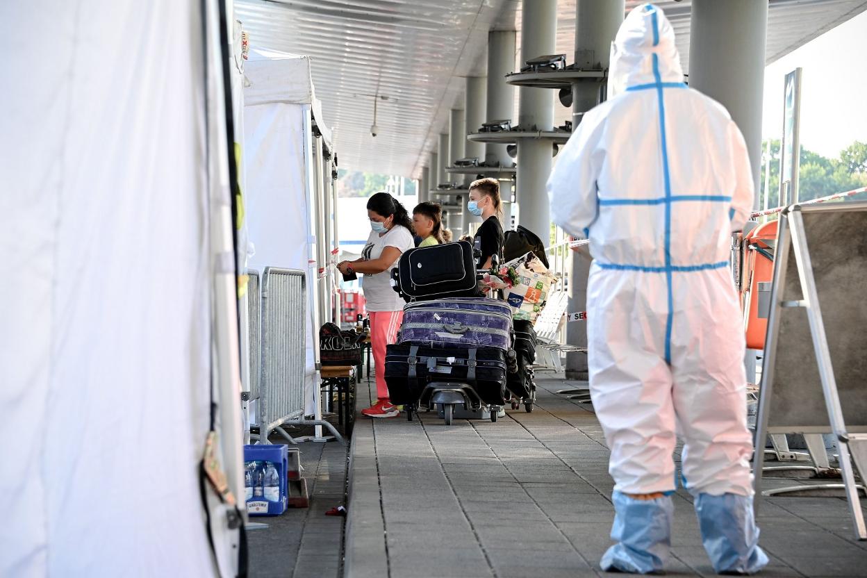 Varios pasajeros esperan para someterse a un test en el aeropuerto de Colonia. Desde ayer, en Alemania es obligatorio para todos los viajeros procedentes de aquellos países considerados de alto riesgo. 