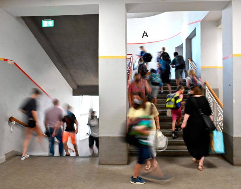 Los geles y las mascarillas se incorporan a las aulas la capital alemana. 