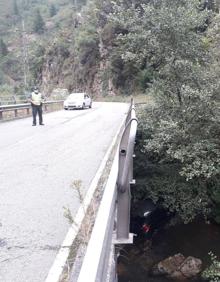 Imagen secundaria 2 - Dos heridos tras caer con su coche al río en Proaza