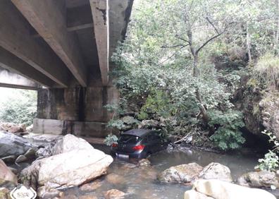 Imagen secundaria 1 - Dos heridos tras caer con su coche al río en Proaza