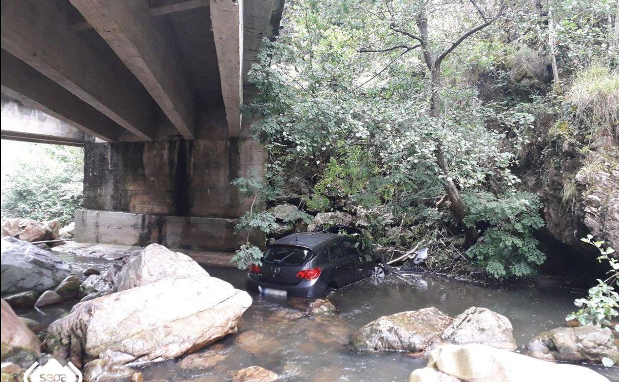 Dos heridos tras caer con su coche al río en Proaza
