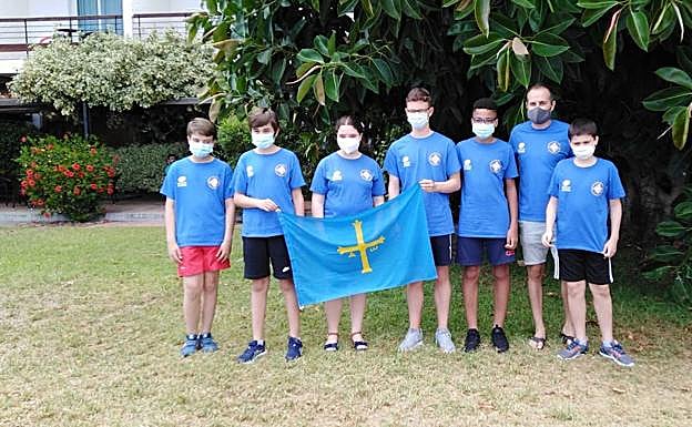 La representación asturiana con nuestra bandera. 