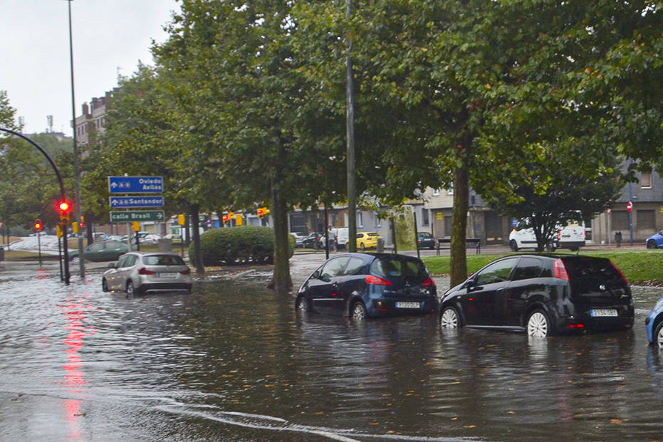 La región, que se encuentra en alerta naranja por una gota fría, se vio sorprendida por las fuertes precipitaciones.