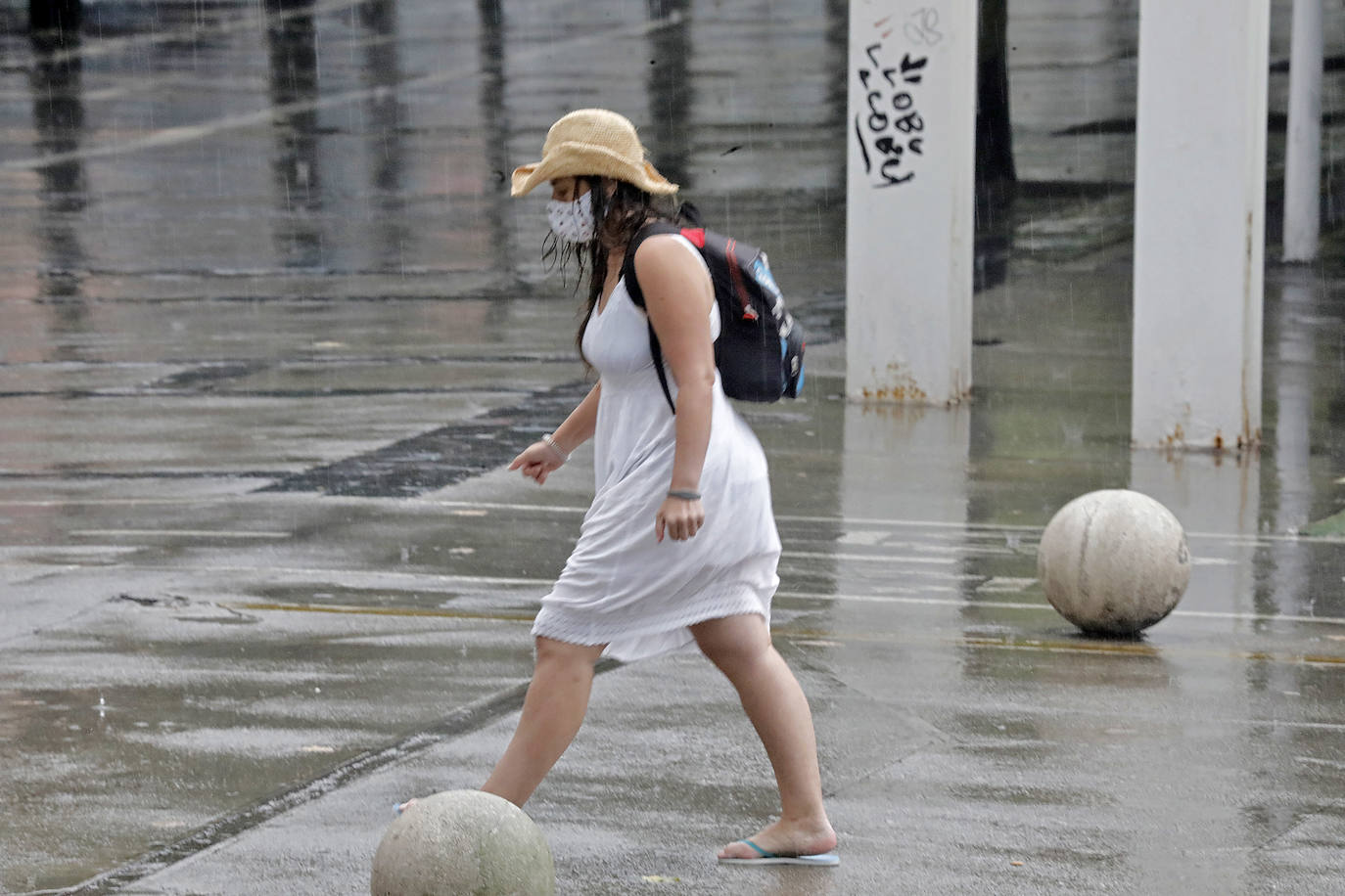 La región, que se encuentra en alerta naranja por una gota fría, se vio sorprendida por las fuertes precipitaciones.