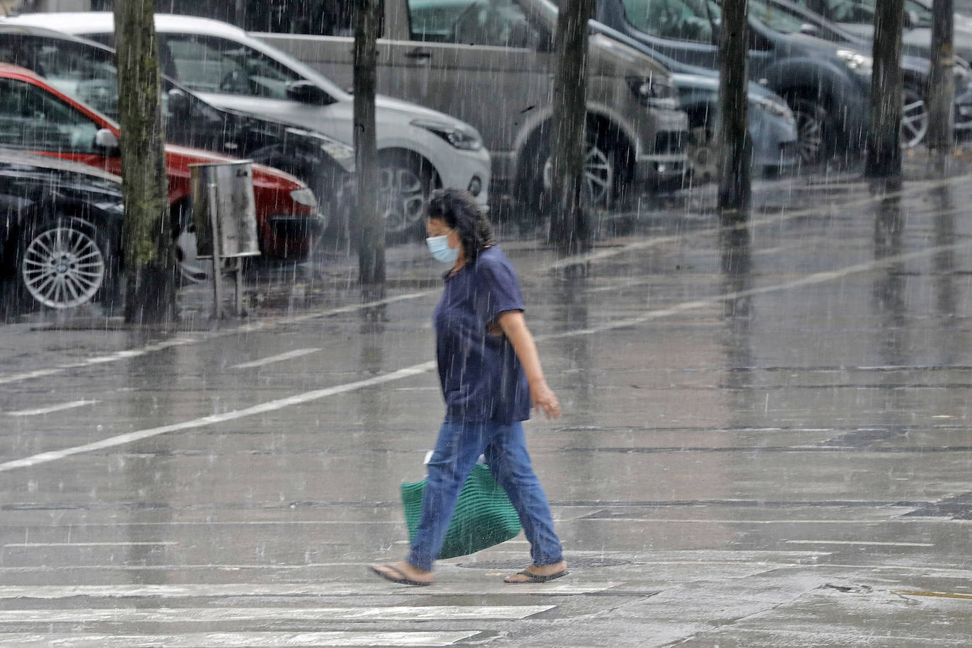 La región, que se encuentra en alerta naranja por una gota fría, se vio sorprendida por las fuertes precipitaciones.