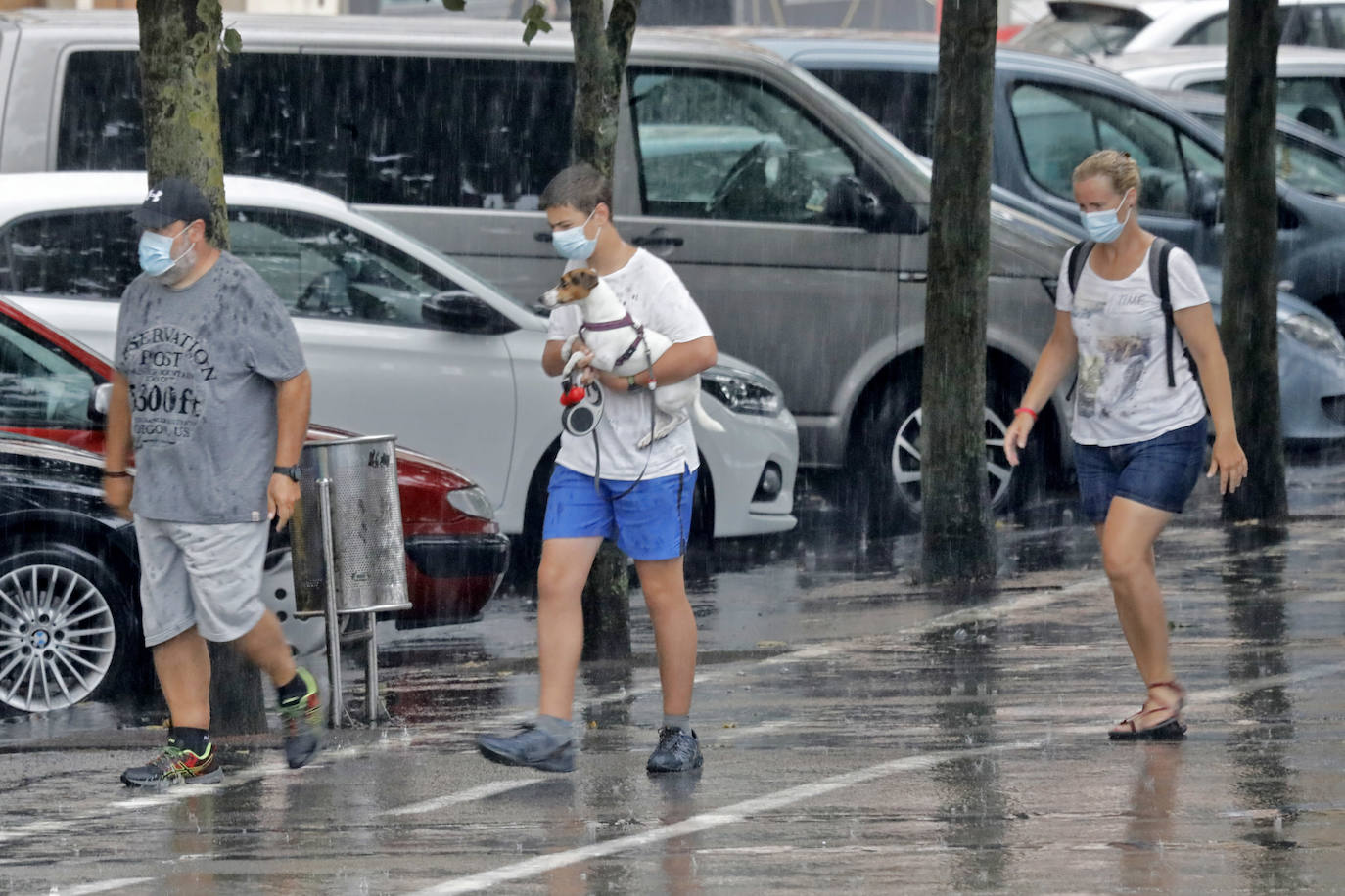 La región, que se encuentra en alerta naranja por una gota fría, se vio sorprendida por las fuertes precipitaciones.