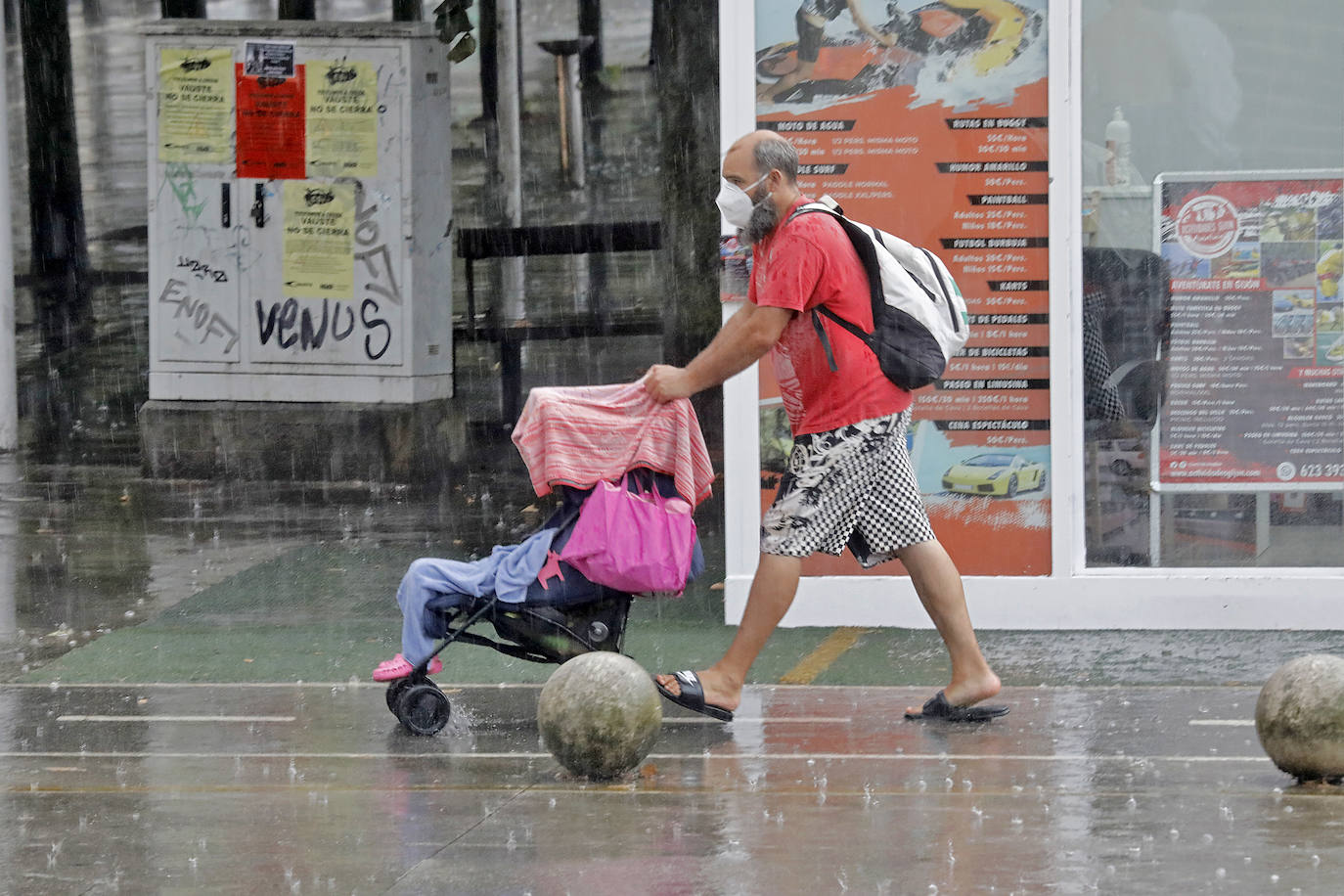 La región, que se encuentra en alerta naranja por una gota fría, se vio sorprendida por las fuertes precipitaciones.