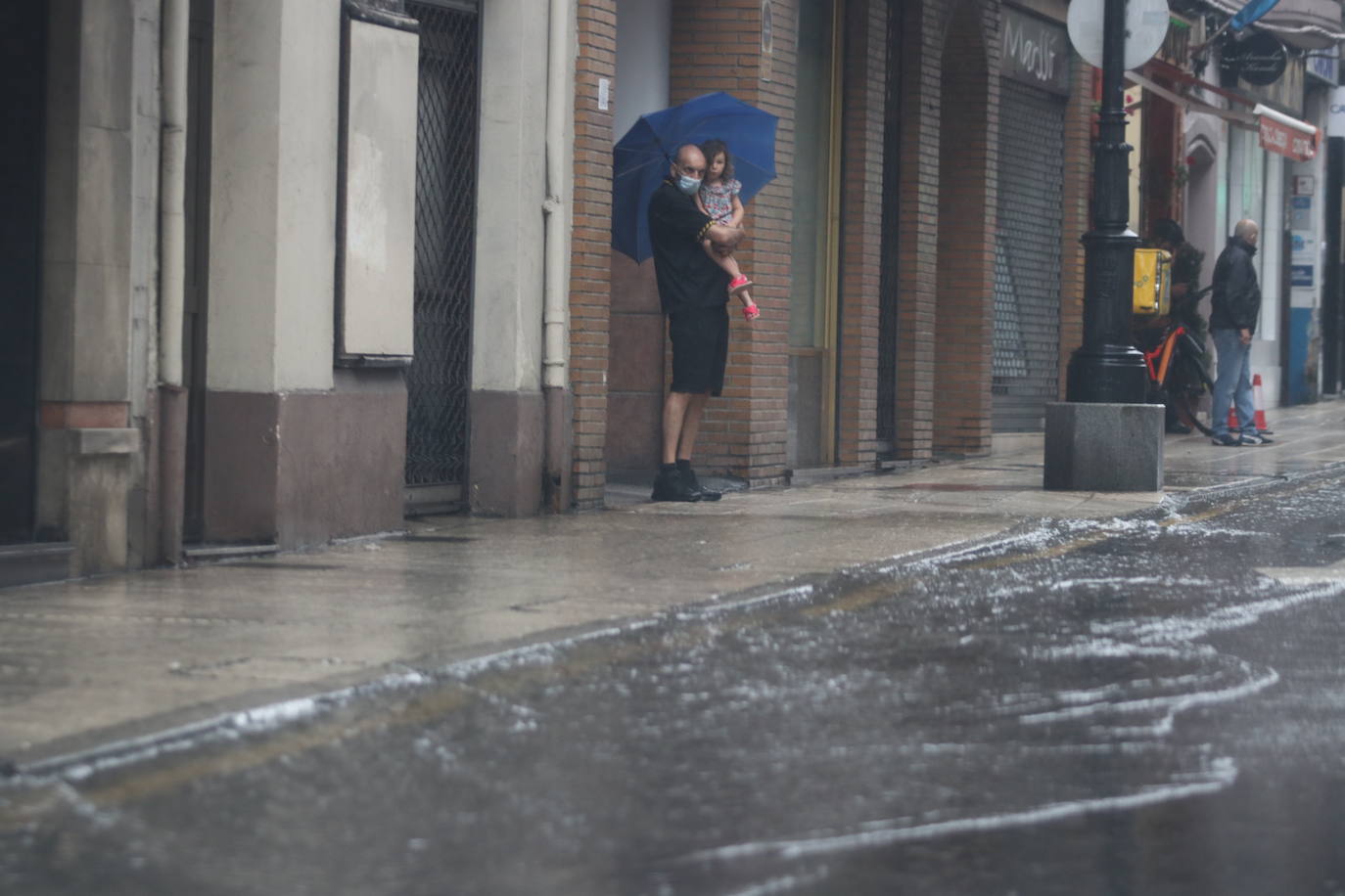 La región, que se encuentra en alerta naranja por una gota fría, se vio sorprendida por las fuertes precipitaciones.