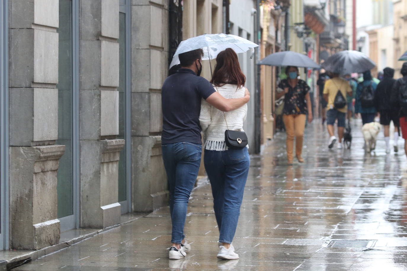 La región, que se encuentra en alerta naranja por una gota fría, se vio sorprendida por las fuertes precipitaciones.